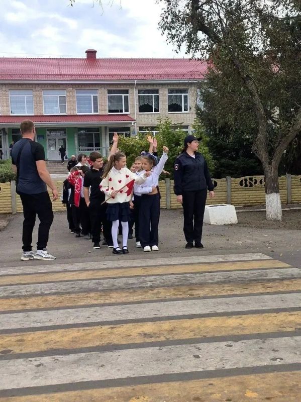 Новопсковские полицейские обсудили со школьниками Правила дорожного движения Новопсковские полицейские обсудили со школьниками Правила дорожного движения