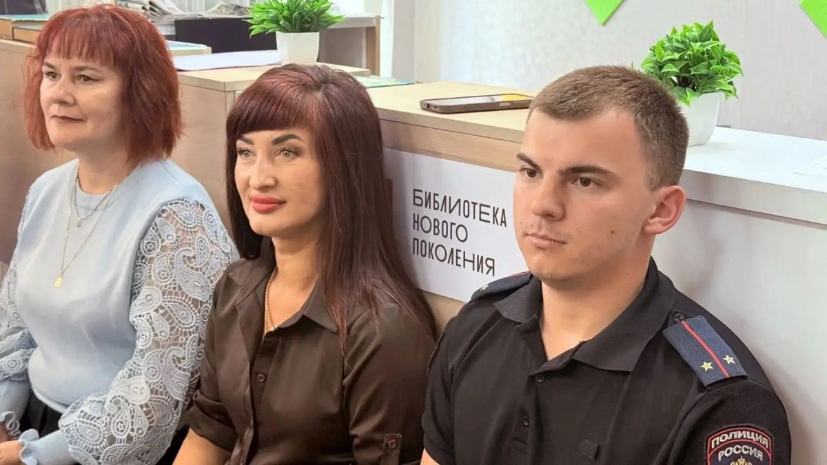 Сотрудники ПДН пообщались со школьниками Красного Луча на тематическом классном часе «Молодёжь выбирает здоровье» Сотрудники ПДН пообщались со школьниками Красного Луча на тематическом классном часе «Молодёжь выбирает здоровье»