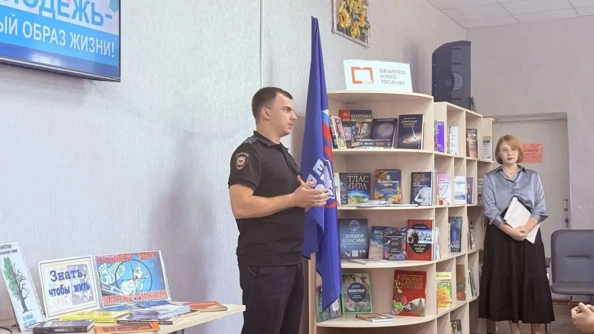 Сотрудники ПДН пообщались со школьниками Красного Луча на тематическом классном часе «Молодёжь выбирает здоровье» Сотрудники ПДН пообщались со школьниками Красного Луча на тематическом классном часе «Молодёжь выбирает здоровье»