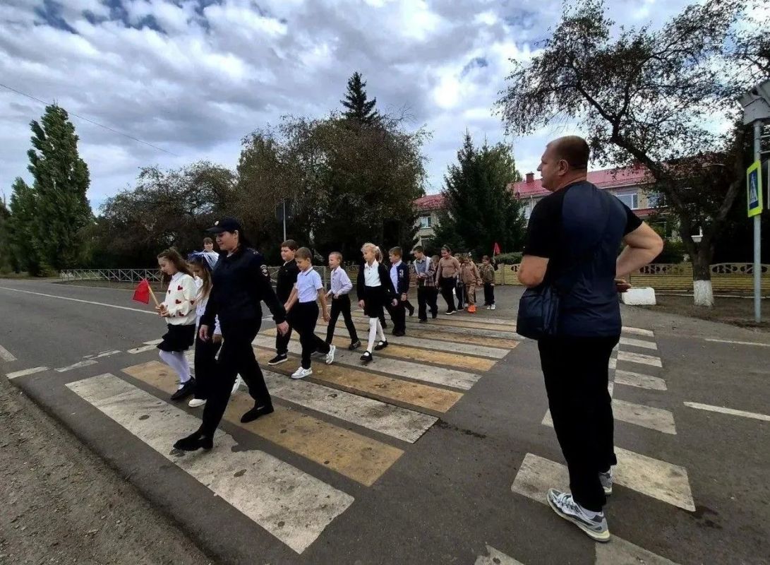 Новопсковские полицейские обсудили со школьниками Правила дорожного движения Новопсковские полицейские обсудили со школьниками Правила дорожного движения
