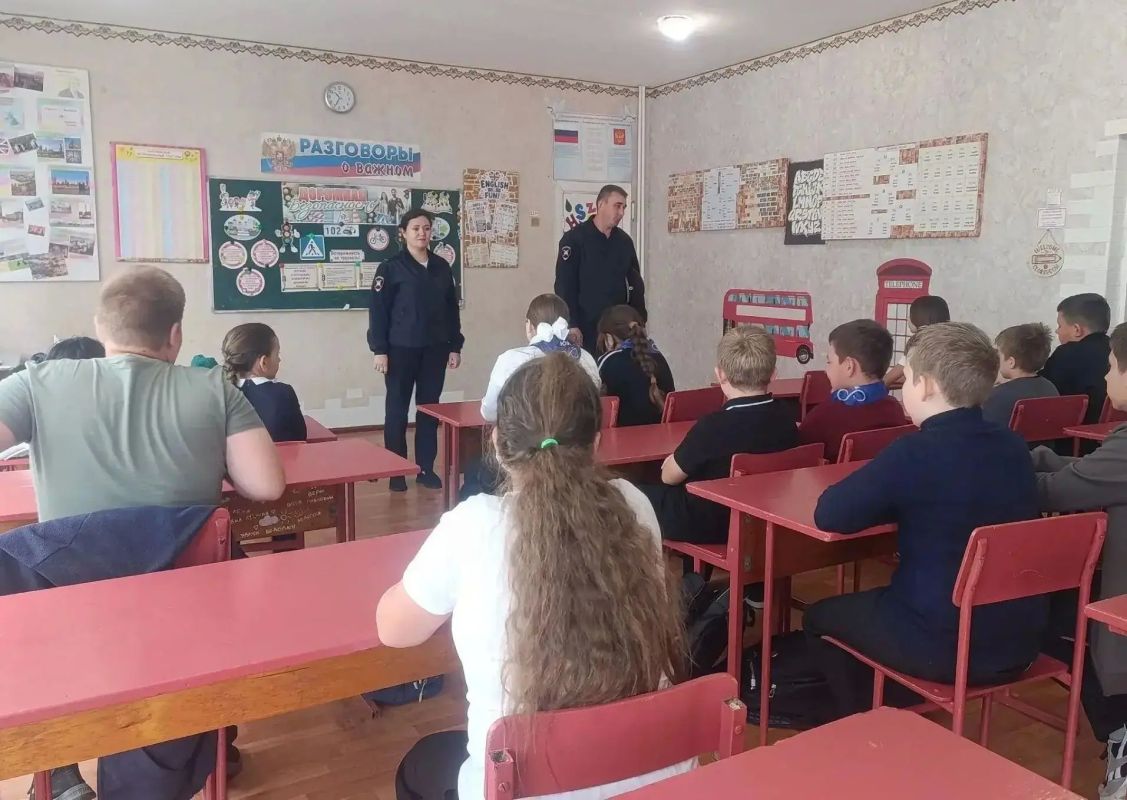 Новопсковские полицейские обсудили со школьниками Правила дорожного движения Новопсковские полицейские обсудили со школьниками Правила дорожного движения