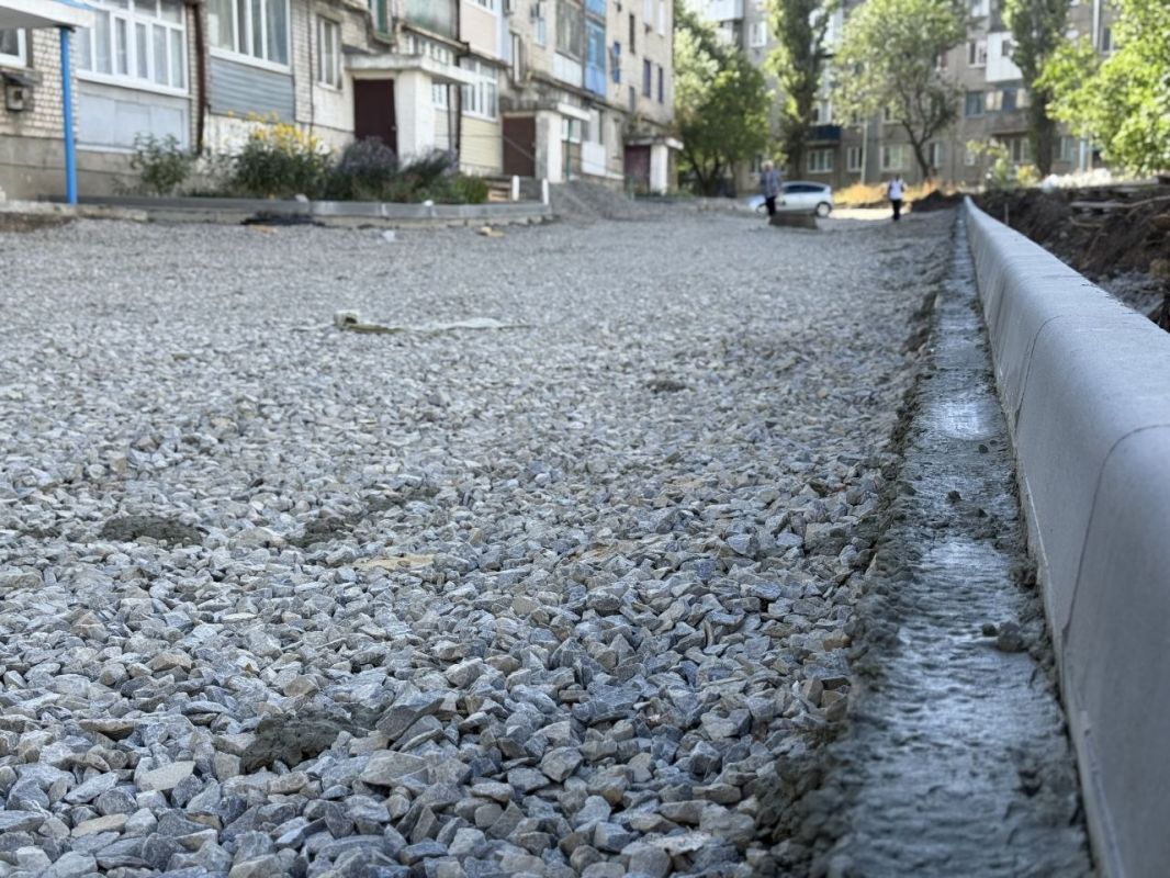 В квартале Лютикова в Краснодоне продолжаются дорожные работы В квартале Лютикова в Краснодоне продолжаются дорожные работы