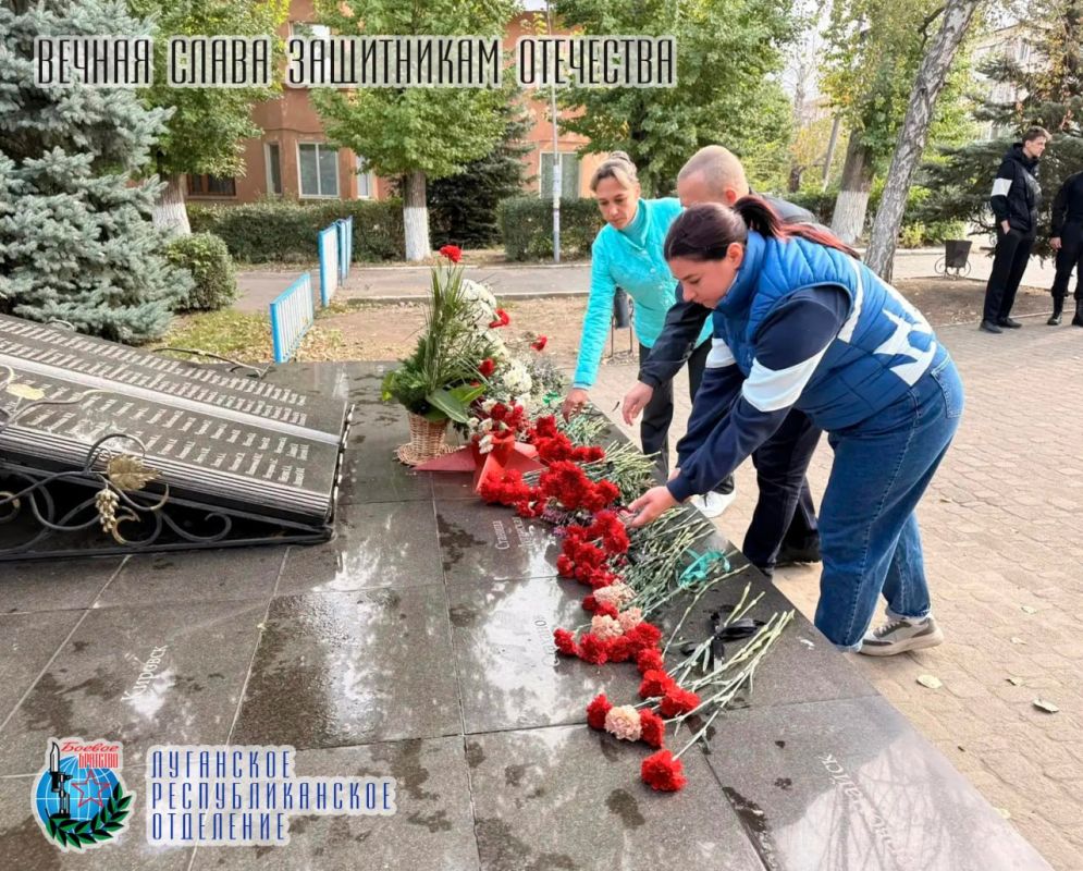 30 сентября, в День воссоединения Луганской Народной Республики, Донецкой Народной Республики, Запорожской и Херсонской областей с Российской Федерацией, в Лутугино состоялось торжественное возложение у памятного знака... 30 сентября, в День воссоединения Луганской Народной Республики, Донецкой Народной Республики, Запорожской и Херсонской областей с Российской Федерацией, в Лутугино состоялось торжественное возложение у памятного знака...