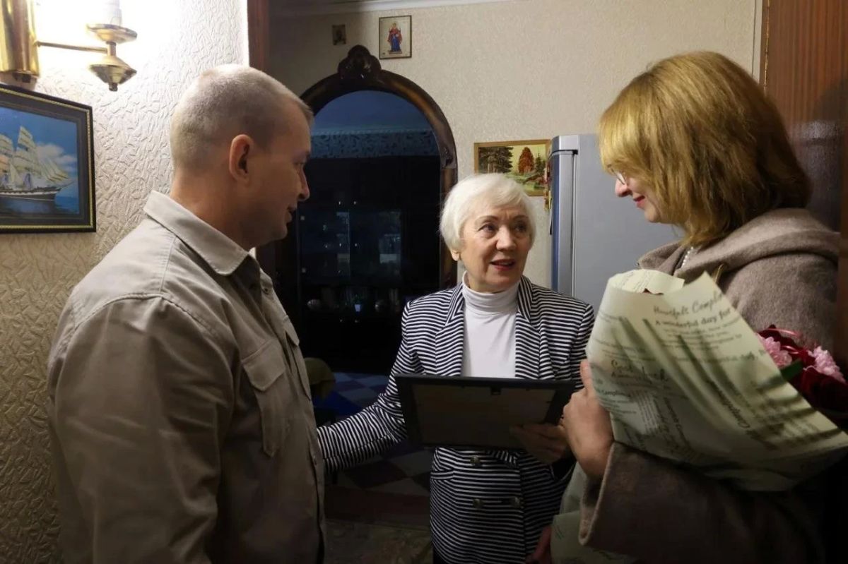 В День учителя Врип главы администрации города Рубежное Евгений Шаталин навестил ветерана педагогического труда Елену Николаевну Слепцову — почётного учителя, бывшего завуча и учителя биологии, чей педагогический стаж... В День учителя Врип главы администрации города Рубежное Евгений Шаталин навестил ветерана педагогического труда Елену Николаевну Слепцову — почётного учителя, бывшего завуча и учителя биологии, чей педагогический стаж...
