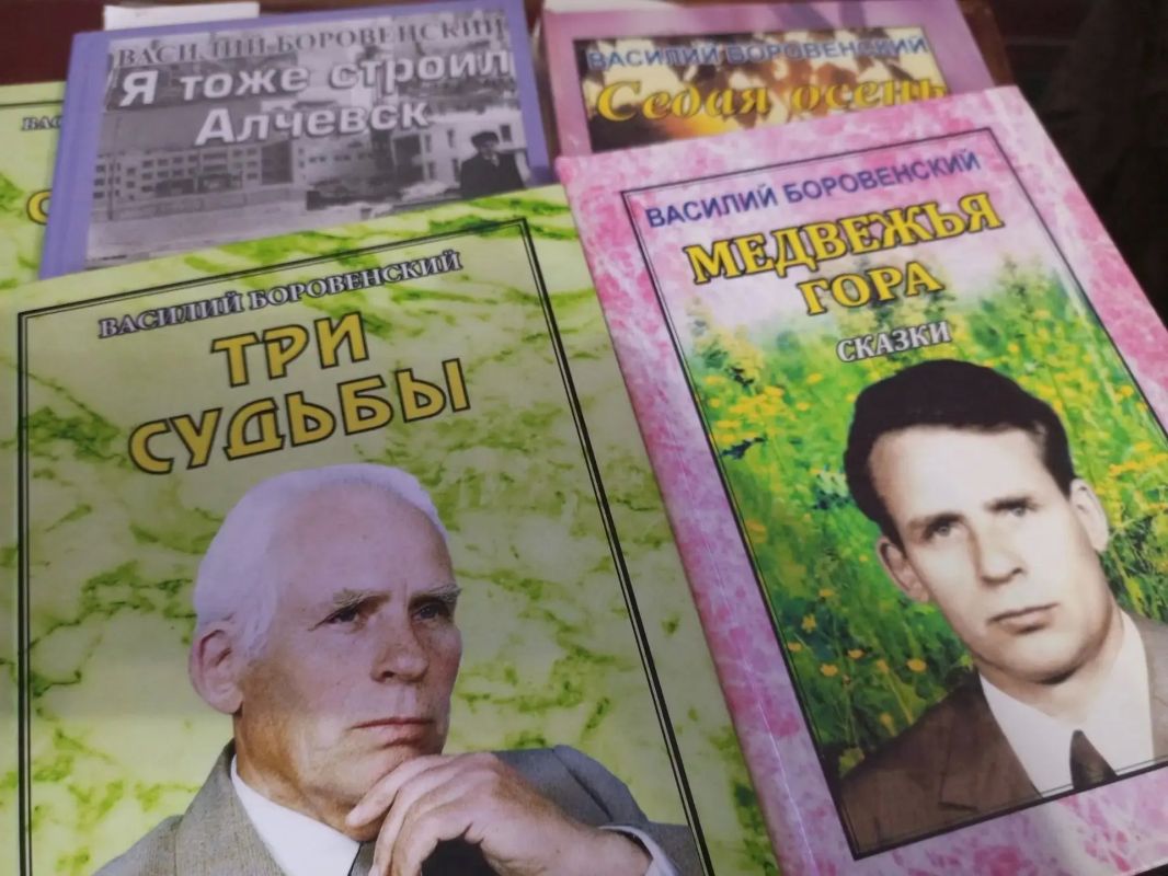 Председатель Совета городского округа город Алчевск Роман Лысенко поздравил с 91-летием Василия Афанасьевича Боровенского — строителя, преподавателя, писателя, кавалера знака особого отличия «Общественное призвание»... Председатель Совета городского округа город Алчевск Роман Лысенко поздравил с 91-летием Василия Афанасьевича Боровенского — строителя, преподавателя, писателя, кавалера знака особого отличия «Общественное призвание»...