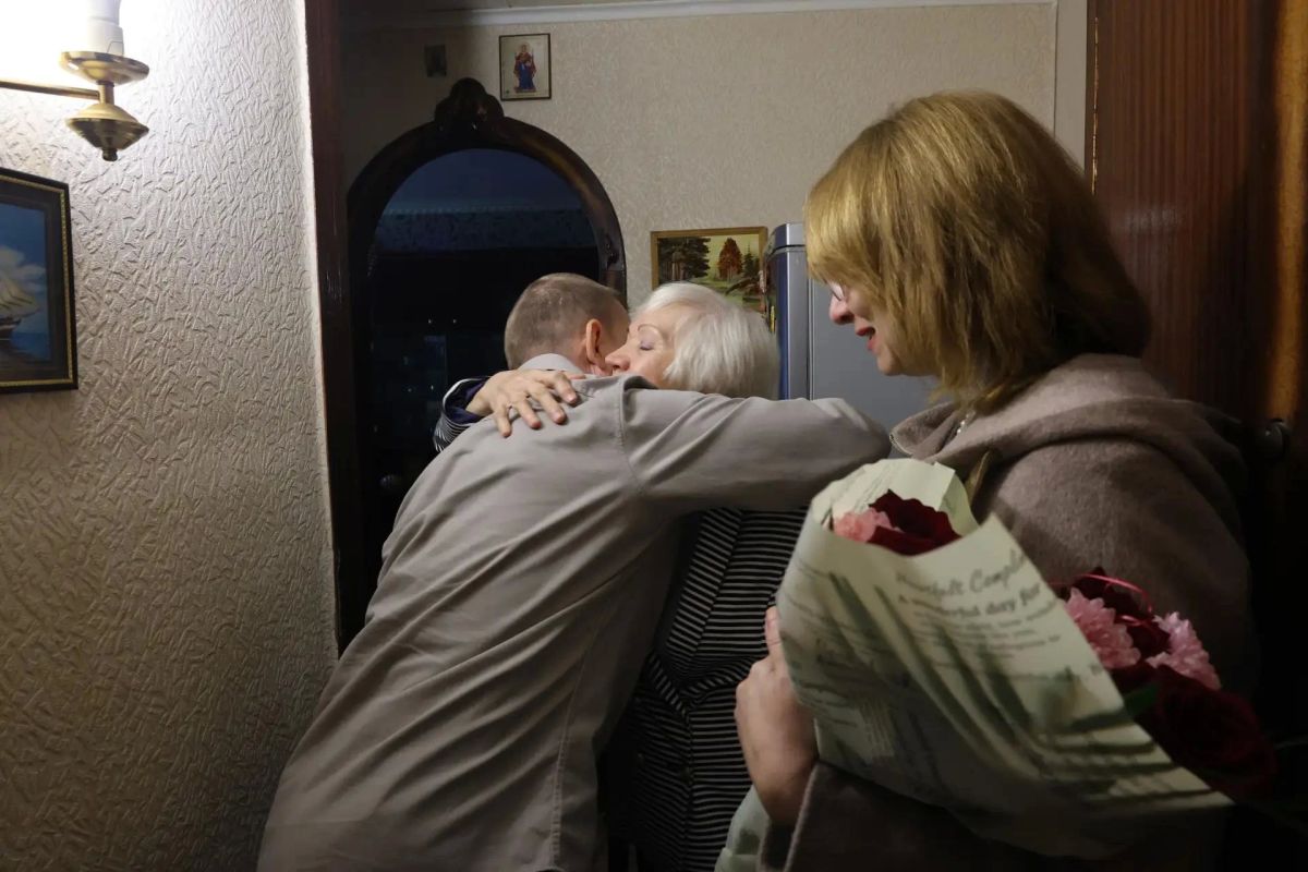 В День учителя Врип главы администрации города Рубежное Евгений Шаталин навестил ветерана педагогического труда Елену Николаевну Слепцову — почётного учителя, бывшего завуча и учителя биологии, чей педагогический стаж...