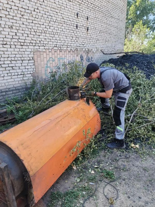 Теплотехники из Удмуртии начали менять вышедший из строя котел в Сутоганском Доме культуры Теплотехники из Удмуртии начали менять вышедший из строя котел в Сутоганском Доме культуры
