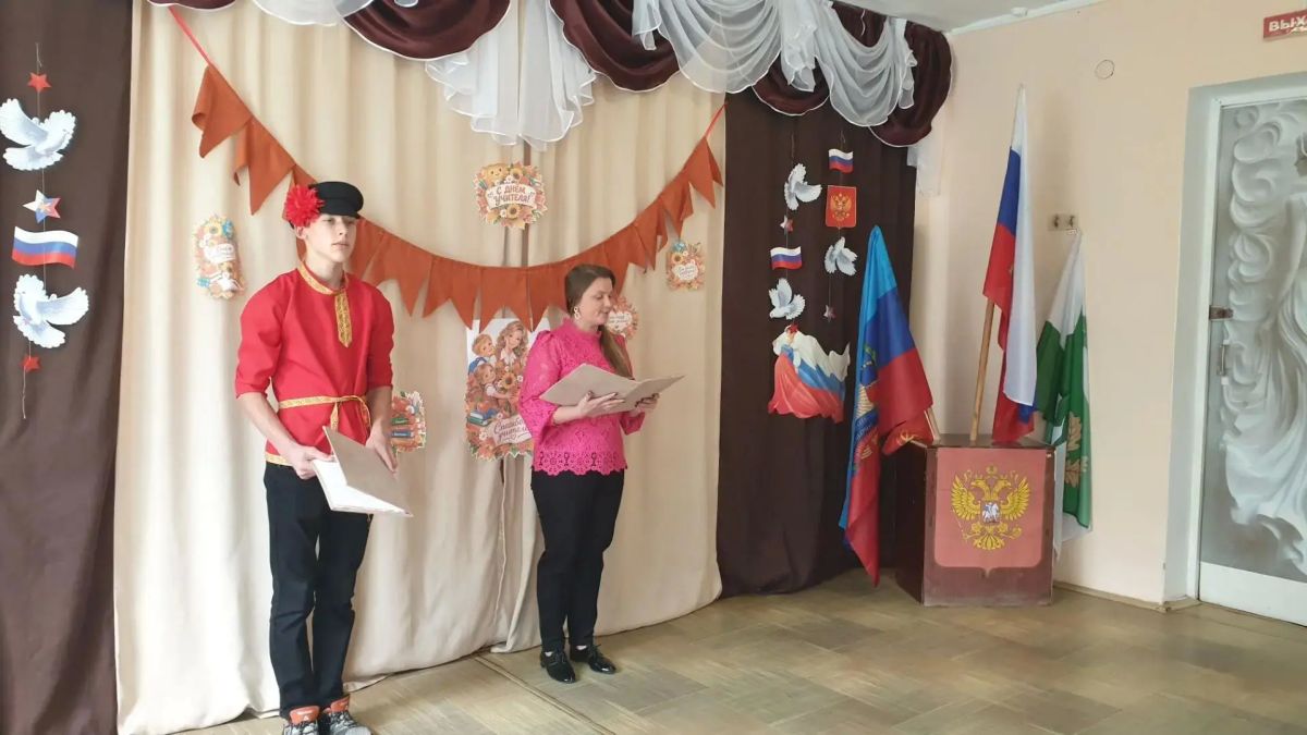 В Голубовской сельской школе Кременского МО в честь Дня учителя состоялся тёплый праздничный мини-концерт