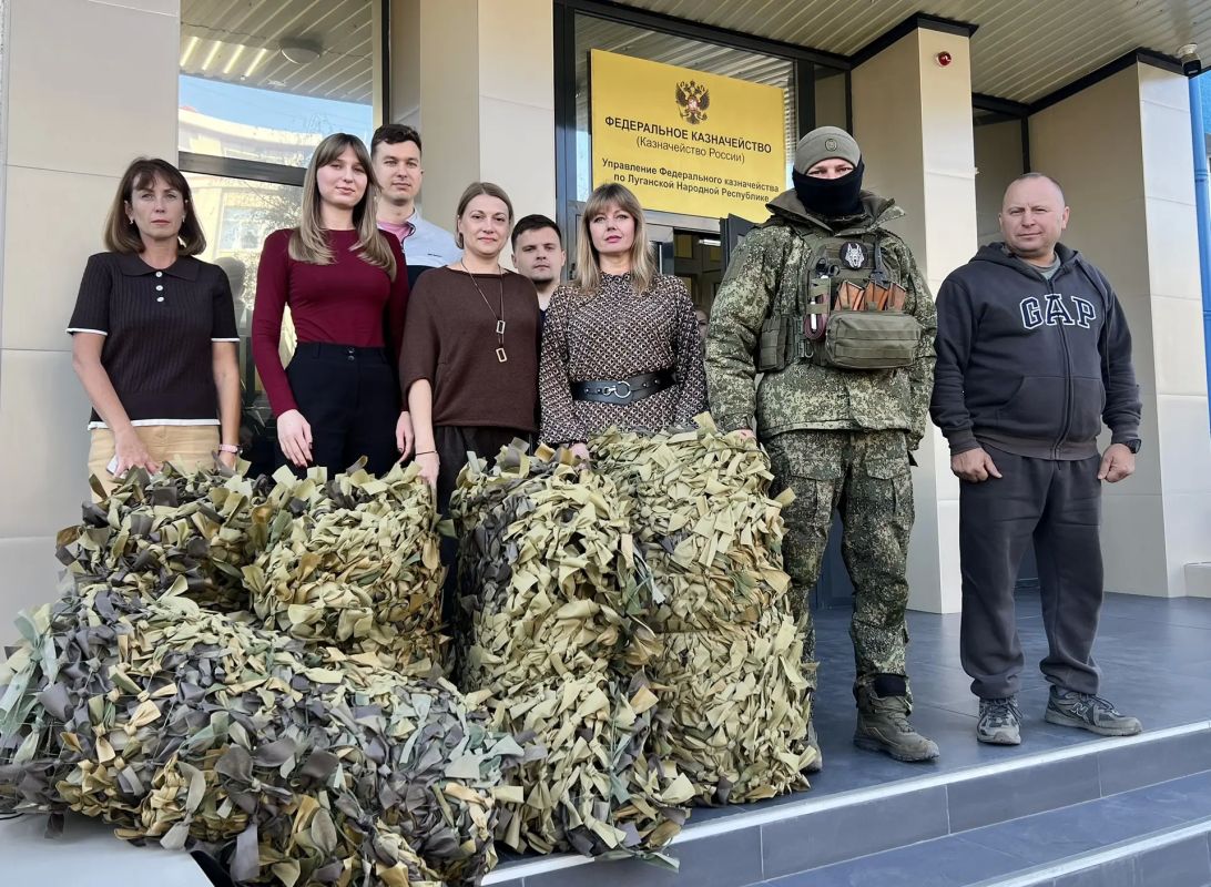 Вместе ради общего дела!. Сотрудники Управления Федерального казначейства по Луганской Народной Республике передали военнослужащим очередную партию маскировочных сетей, изготовленных своими силами