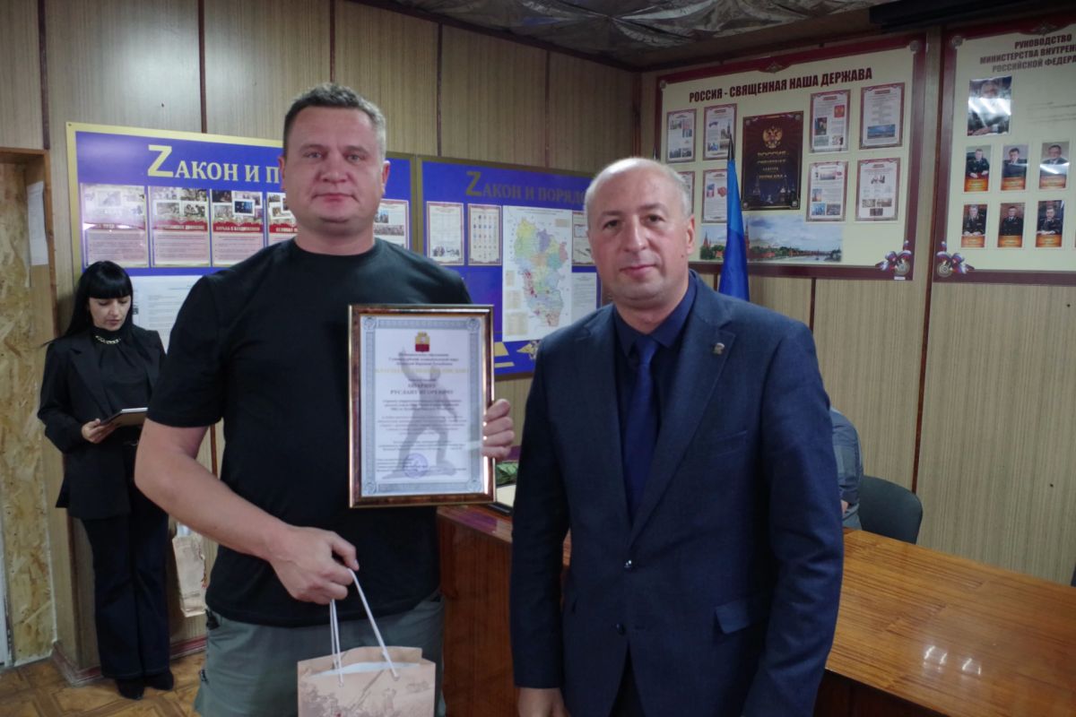 Глава Славяносербского округа поздравил сотрудников уголовного розыска с профессиональным праздником Глава Славяносербского округа поздравил сотрудников уголовного розыска с профессиональным праздником