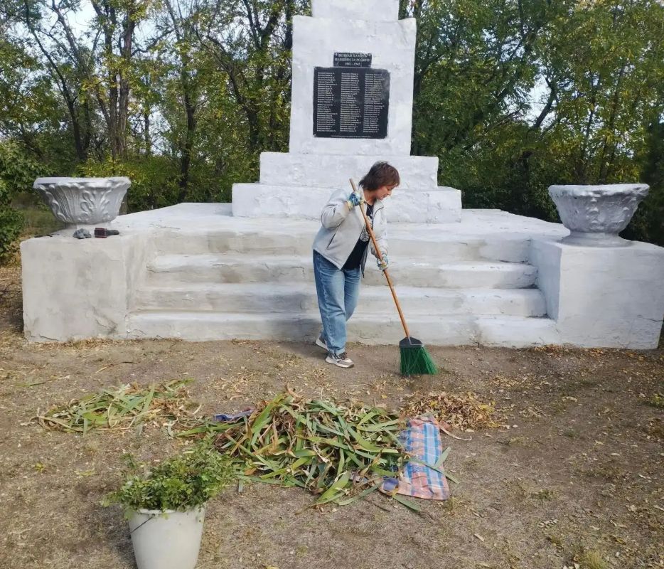 В Каменке благоустроили территорию у памятника «Погибшим землякам» В Каменке благоустроили территорию у памятника «Погибшим землякам»