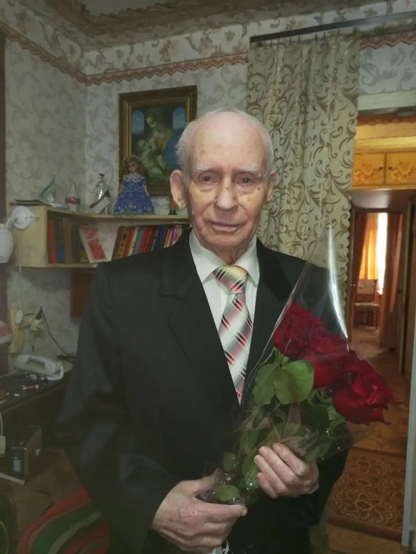 Председатель Совета городского округа город Алчевск Роман Лысенко поздравил с 91-летием Василия Афанасьевича Боровенского — строителя, преподавателя, писателя, кавалера знака особого отличия «Общественное призвание»... Председатель Совета городского округа город Алчевск Роман Лысенко поздравил с 91-летием Василия Афанасьевича Боровенского — строителя, преподавателя, писателя, кавалера знака особого отличия «Общественное призвание»...