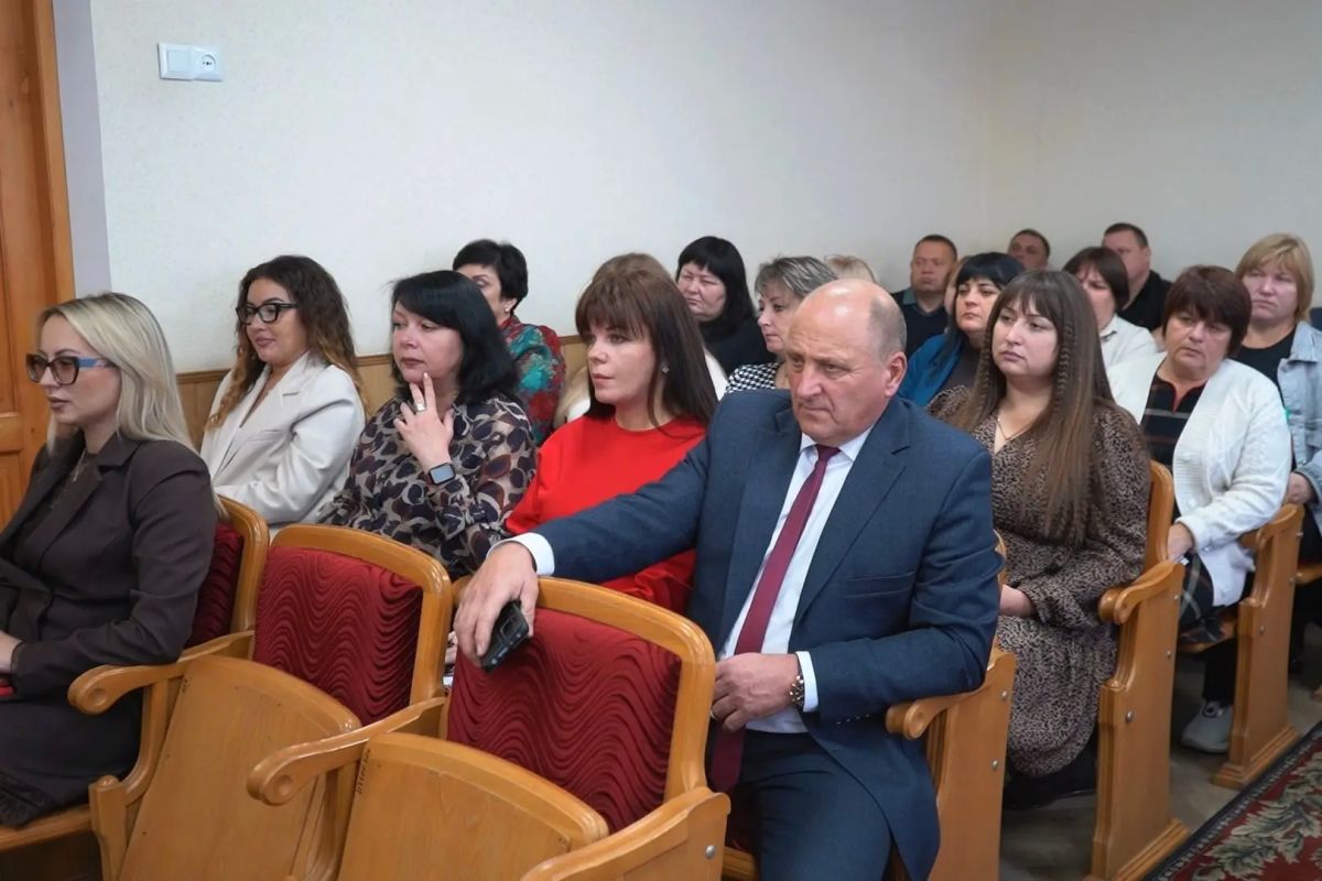 Игорь Ковальчук: На аппаратном совещании с руководителями подразделений Администрации, представителями Красноярского края и ведомств территории обсудили самые важные темы недели Игорь Ковальчук: На аппаратном совещании с руководителями подразделений Администрации, представителями Красноярского края и ведомств территории обсудили самые важные темы недели