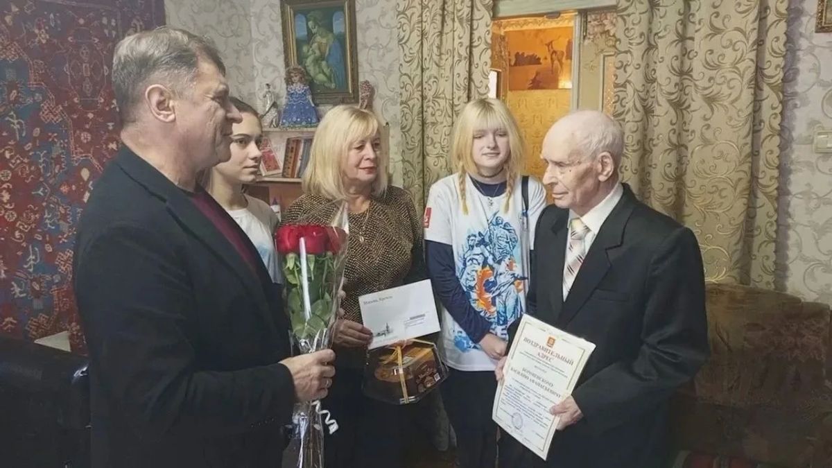 Председатель Совета городского округа город Алчевск Роман Лысенко поздравил с 91-летием Василия Афанасьевича Боровенского — строителя, преподавателя, писателя, кавалера знака особого отличия «Общественное призвание»...