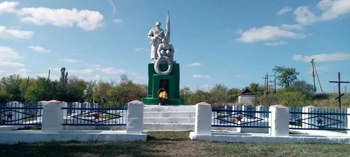 Чтобы помнили: в пгт Ящиково на улице Кирова в октябре 1955 года был установлен памятник для увековечивания павших воинов в боях за победу в Великой Отечественной войне и погибших в боях с немецко-фашистскими окупантами в... Чтобы помнили: в пгт Ящиково на улице Кирова в октябре 1955 года был установлен памятник для увековечивания павших воинов в боях за победу в Великой Отечественной войне и погибших в боях с немецко-фашистскими окупантами в...