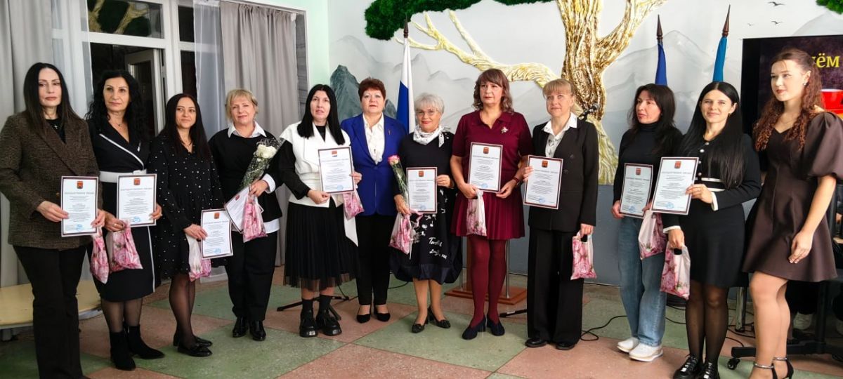 5 октября в Молодогвардейском Дворце культуры «Юность» состоялась праздничная программа, посвящённая Дню учителя 5 октября в Молодогвардейском Дворце культуры «Юность» состоялась праздничная программа, посвящённая Дню учителя