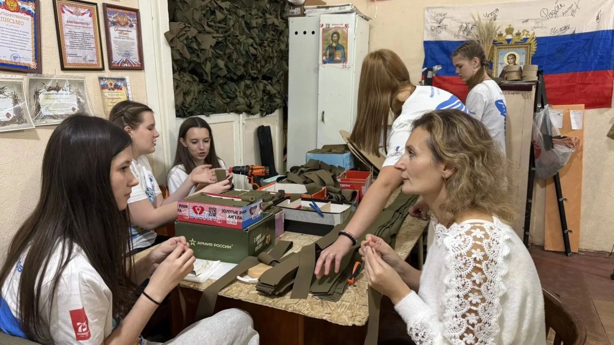 Единороссы Алчевска вместе с молодежью изготовили снаряжение для бойцов Единороссы Алчевска вместе с молодежью изготовили снаряжение для бойцов