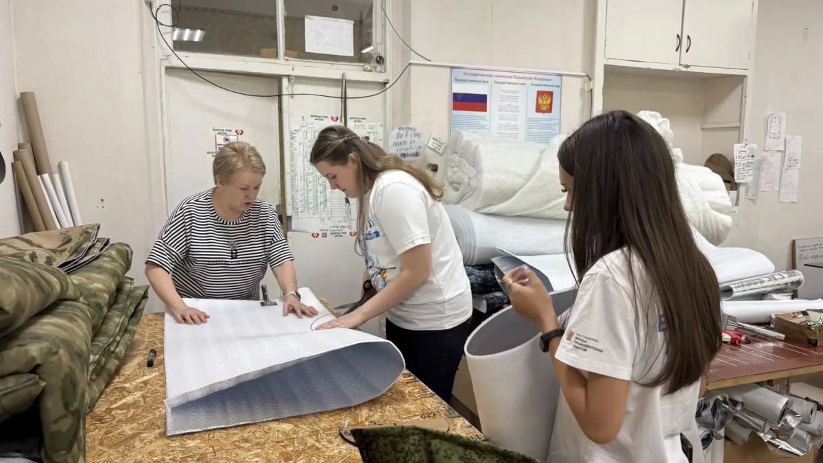 Единороссы Алчевска вместе с молодежью изготовили снаряжение для бойцов Единороссы Алчевска вместе с молодежью изготовили снаряжение для бойцов