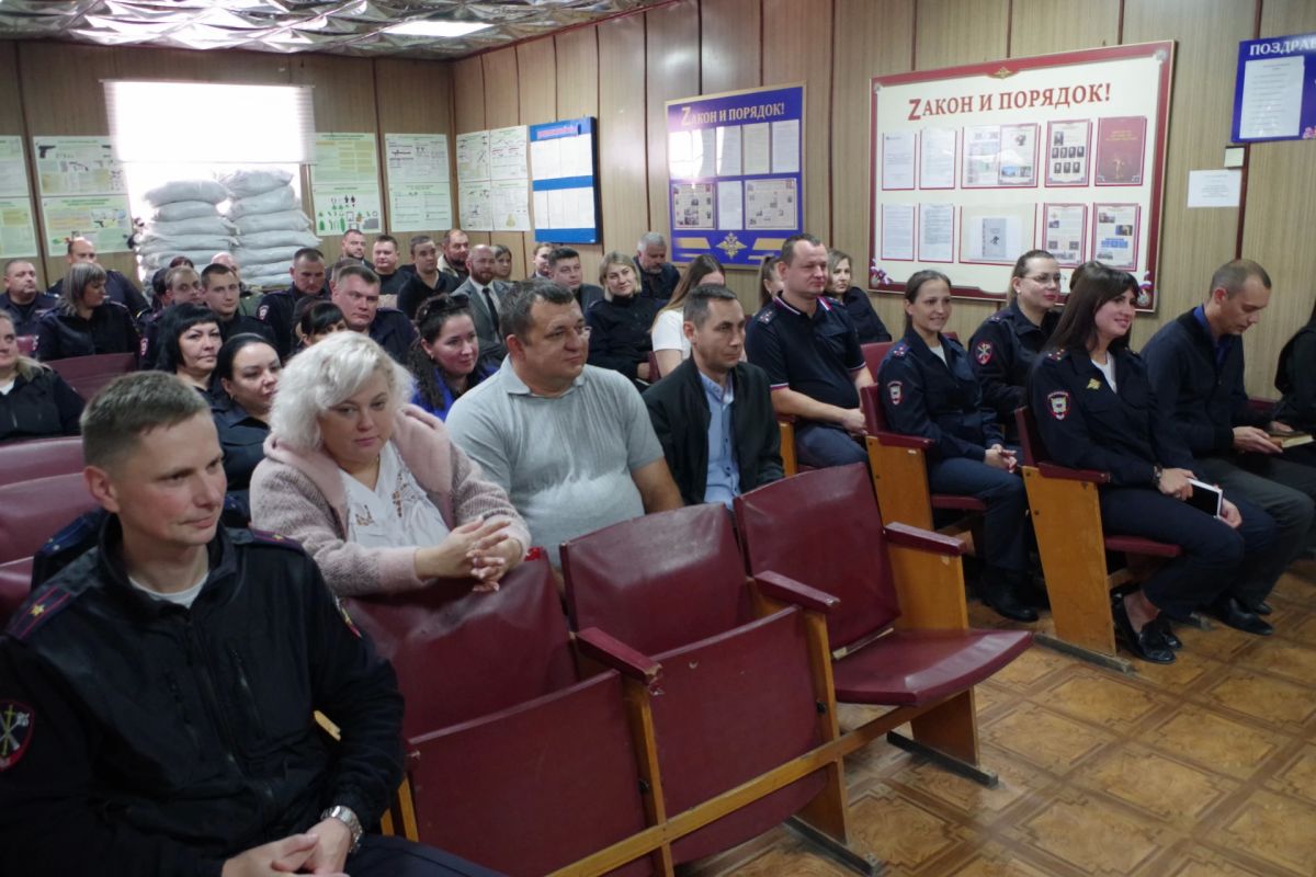 Глава Славяносербского округа поздравил сотрудников уголовного розыска с профессиональным праздником Глава Славяносербского округа поздравил сотрудников уголовного розыска с профессиональным праздником