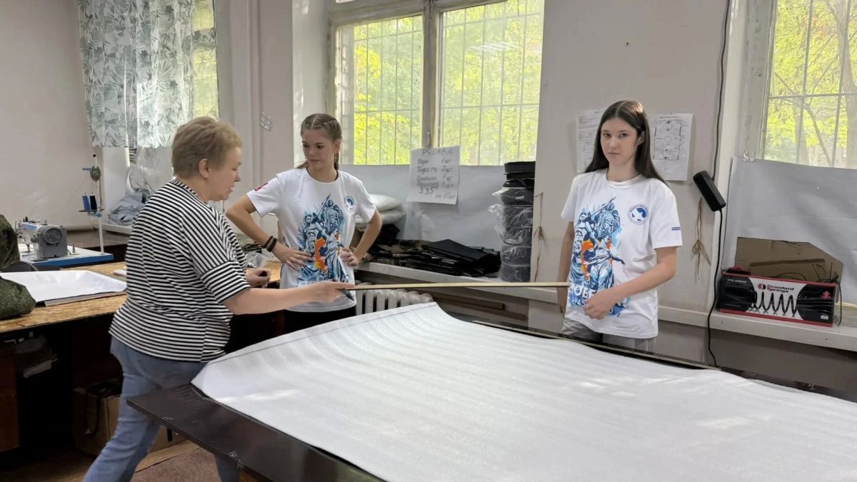Единороссы Алчевска вместе с молодежью изготовили снаряжение для бойцов Единороссы Алчевска вместе с молодежью изготовили снаряжение для бойцов