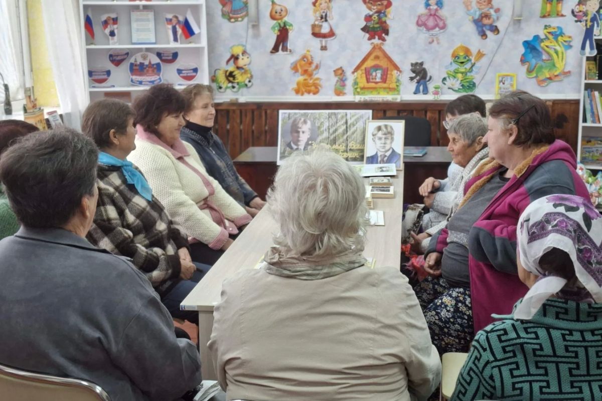 В библиотеке села Первозвановка к Есенинскому празднику поэзии был проведен литературный портрет "Знакомый ваш Сергей Есенин" В библиотеке села Первозвановка к Есенинскому празднику поэзии был проведен литературный портрет "Знакомый ваш Сергей Есенин"