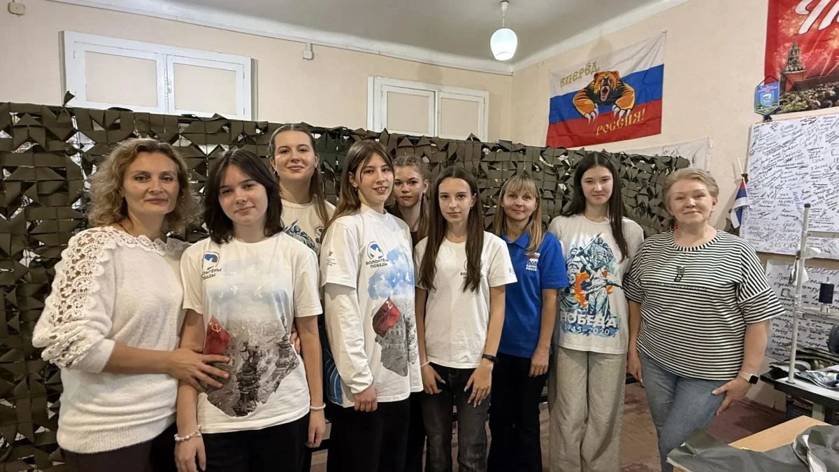 Единороссы Алчевска вместе с молодежью изготовили снаряжение для бойцов Единороссы Алчевска вместе с молодежью изготовили снаряжение для бойцов