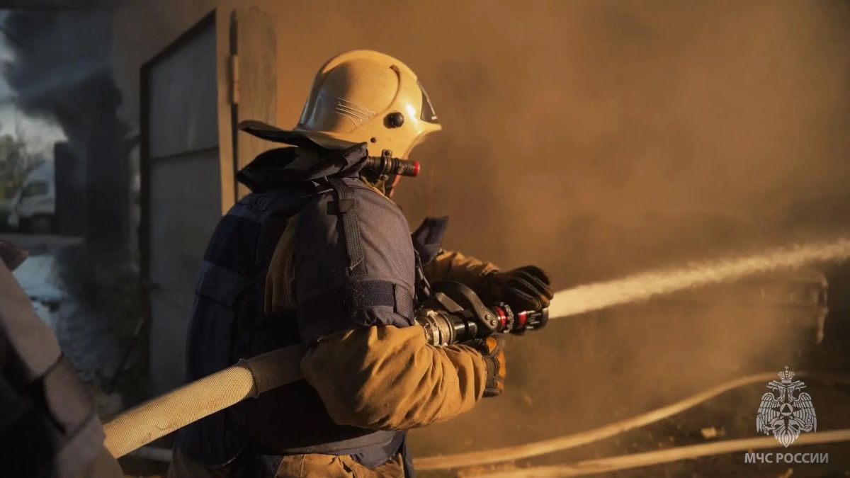 За сутки в ЛНР потушили 25 пожаров, одного человека спасли