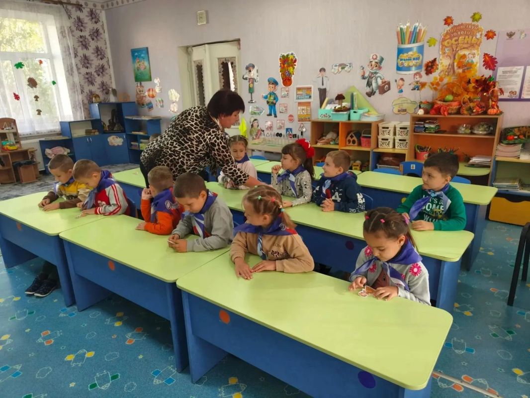 Сотрудники Лутугинского районного дома культуры пришли в гости к воспитанникам детского сада «Ласточка» Сотрудники Лутугинского районного дома культуры пришли в гости к воспитанникам детского сада «Ласточка»