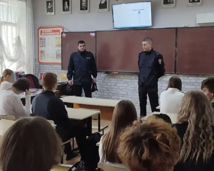 В Алчевске полицейские продолжают знакомить школьников с профессией сотрудника органов внутренних дел В Алчевске полицейские продолжают знакомить школьников с профессией сотрудника органов внутренних дел
