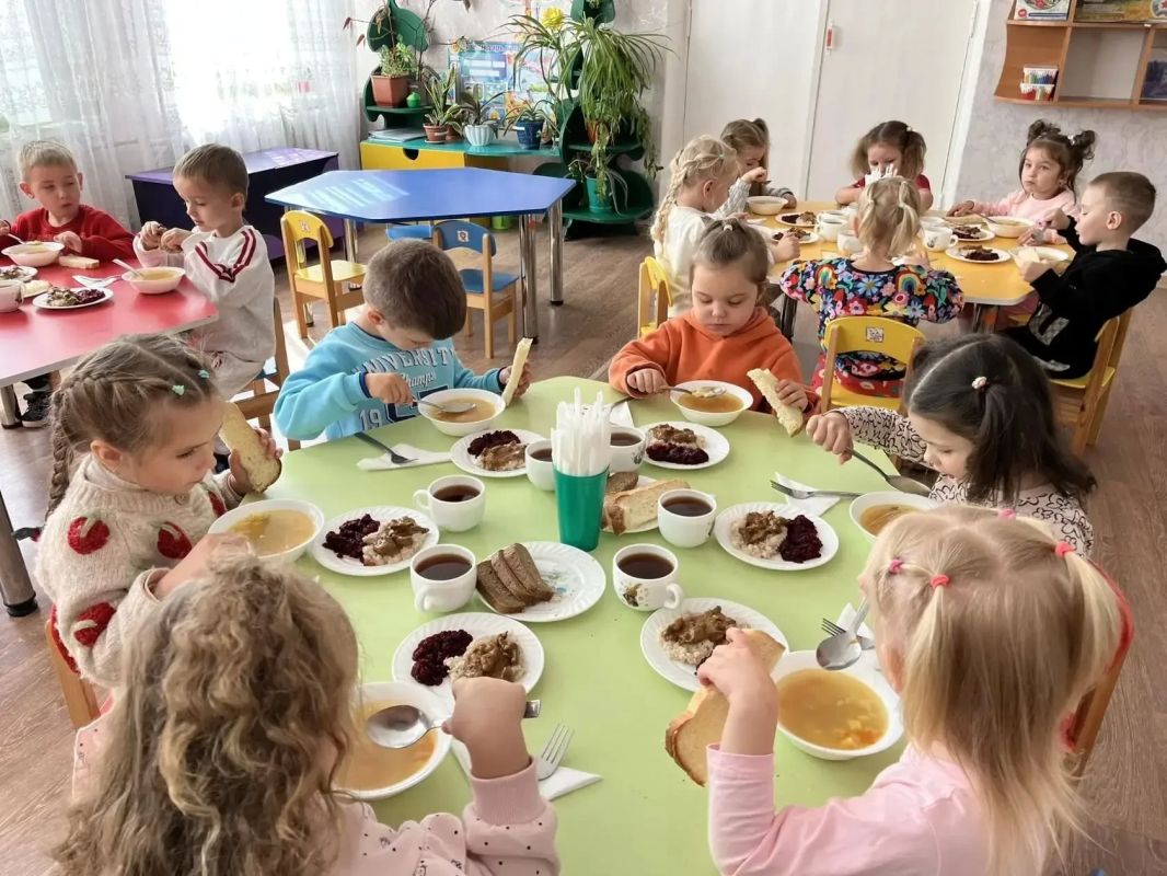 Обеспечение детей вкусным и полезным питанием Обеспечение детей вкусным и полезным питанием