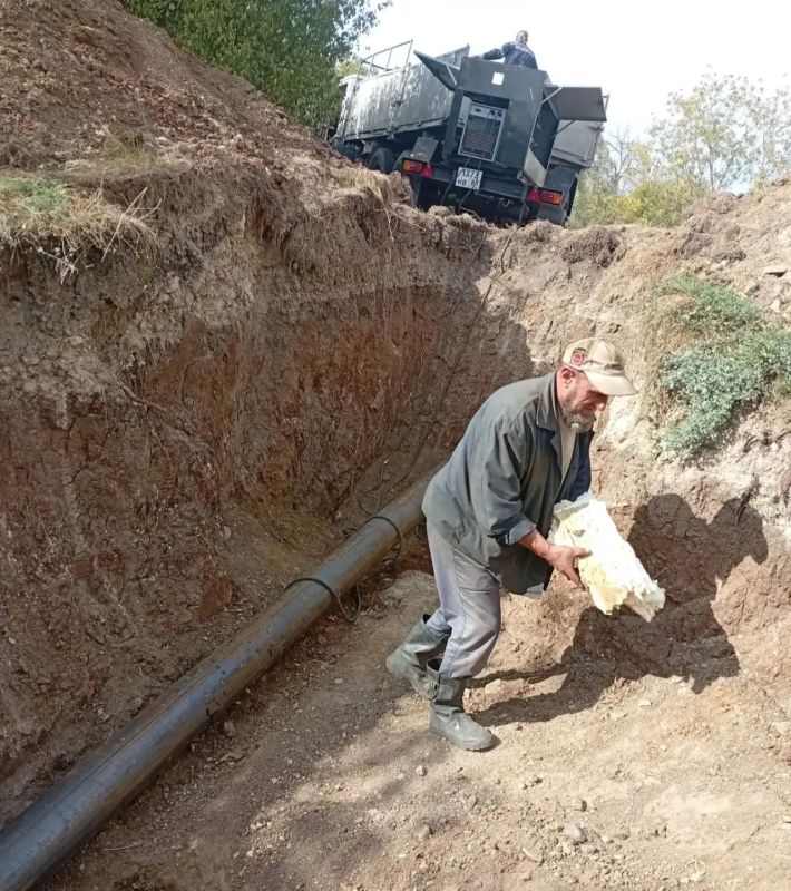 В рамках подготовки к осеннезимнему периоду специалисты Стахановского департамента заменили аварийный участок напорного коллектора
