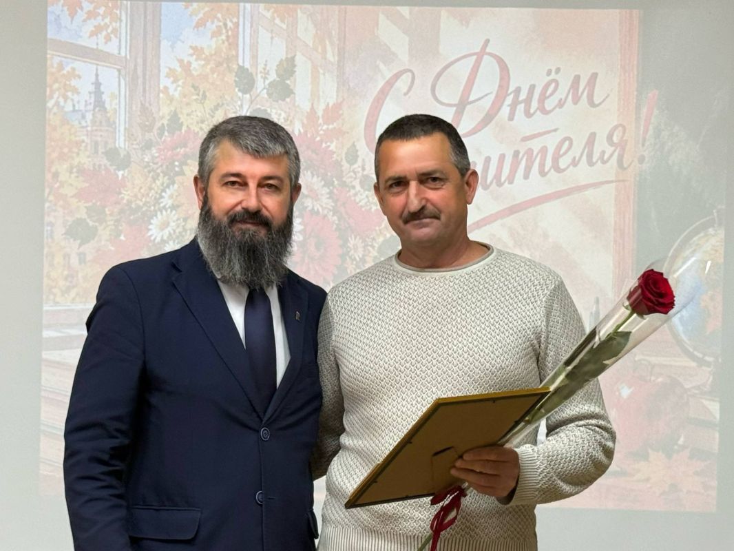 В Меловском округе торжественно отметили День учителя В Меловском округе торжественно отметили День учителя