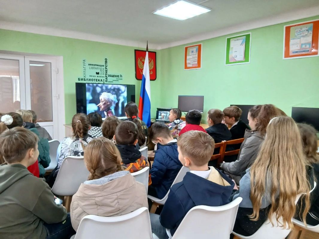 Библиотекари центральной библиотеки пригласили обучающихся 5-го класса ГБОУ ЛНР «Брянковского учебно-воспитательного комплекса №7» принять участие в литературном путешествии «Жил-был сказочник», посвященное 130-летию со дня... Библиотекари центральной библиотеки пригласили обучающихся 5-го класса ГБОУ ЛНР «Брянковского учебно-воспитательного комплекса №7» принять участие в литературном путешествии «Жил-был сказочник», посвященное 130-летию со дня...