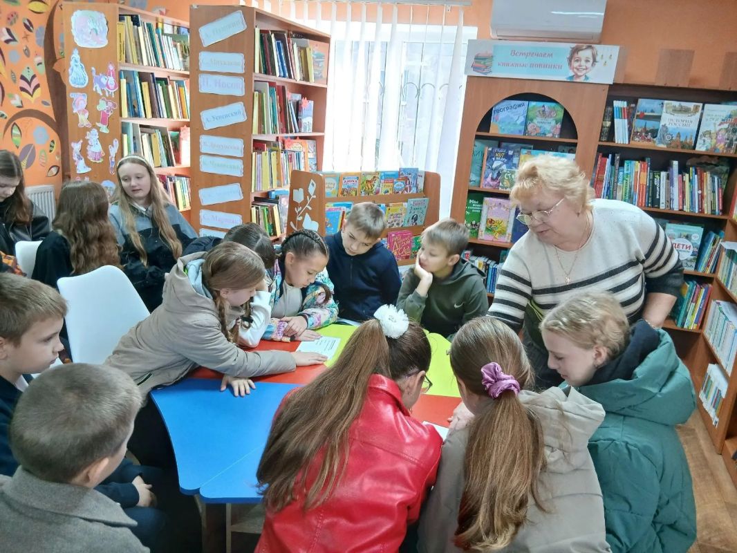 Библиотекари центральной библиотеки пригласили обучающихся 5-го класса ГБОУ ЛНР «Брянковского учебно-воспитательного комплекса №7» принять участие в литературном путешествии «Жил-был сказочник», посвященное 130-летию со дня...