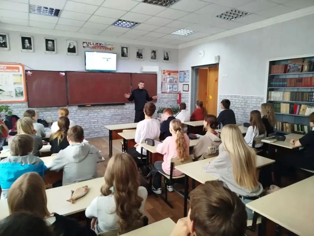 В Алчевске полицейские продолжают знакомить школьников с профессией сотрудника органов внутренних дел