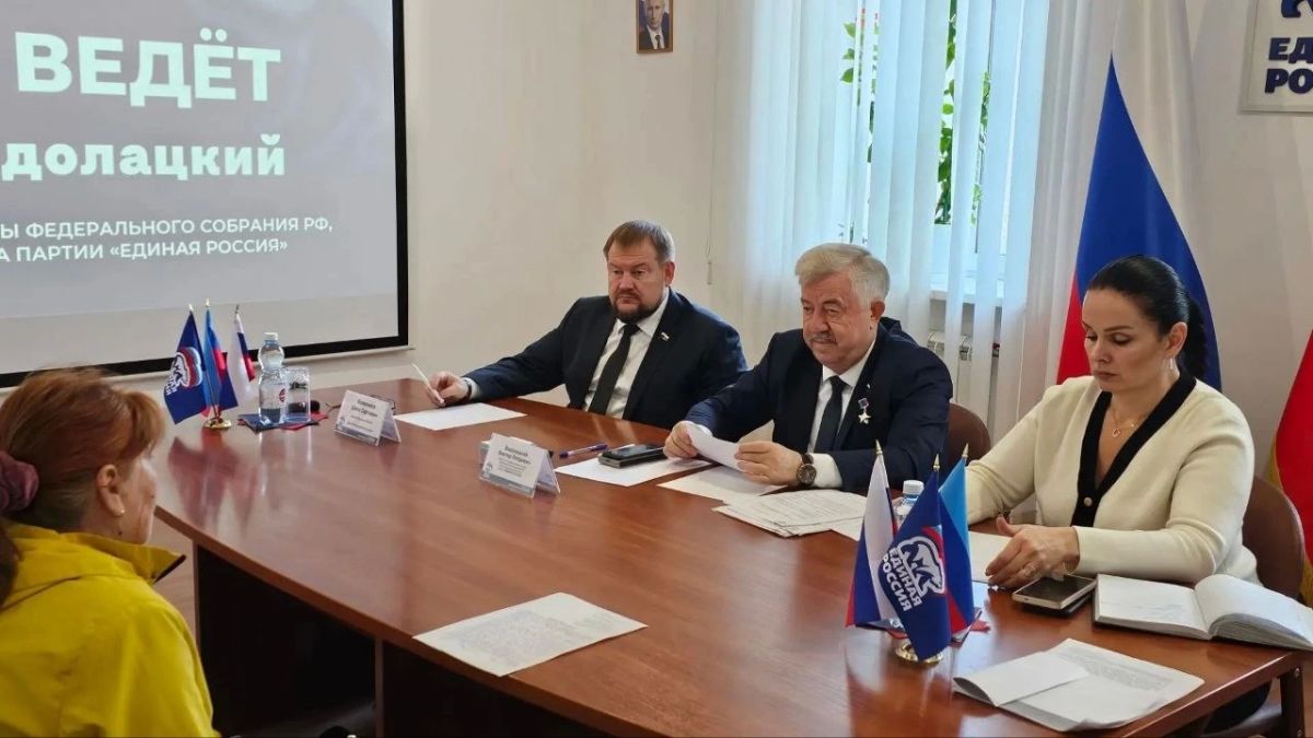 Виктор Водолацкий и Денис Колесников провели прием граждан в Луганске Виктор Водолацкий и Денис Колесников провели прием граждан в Луганске