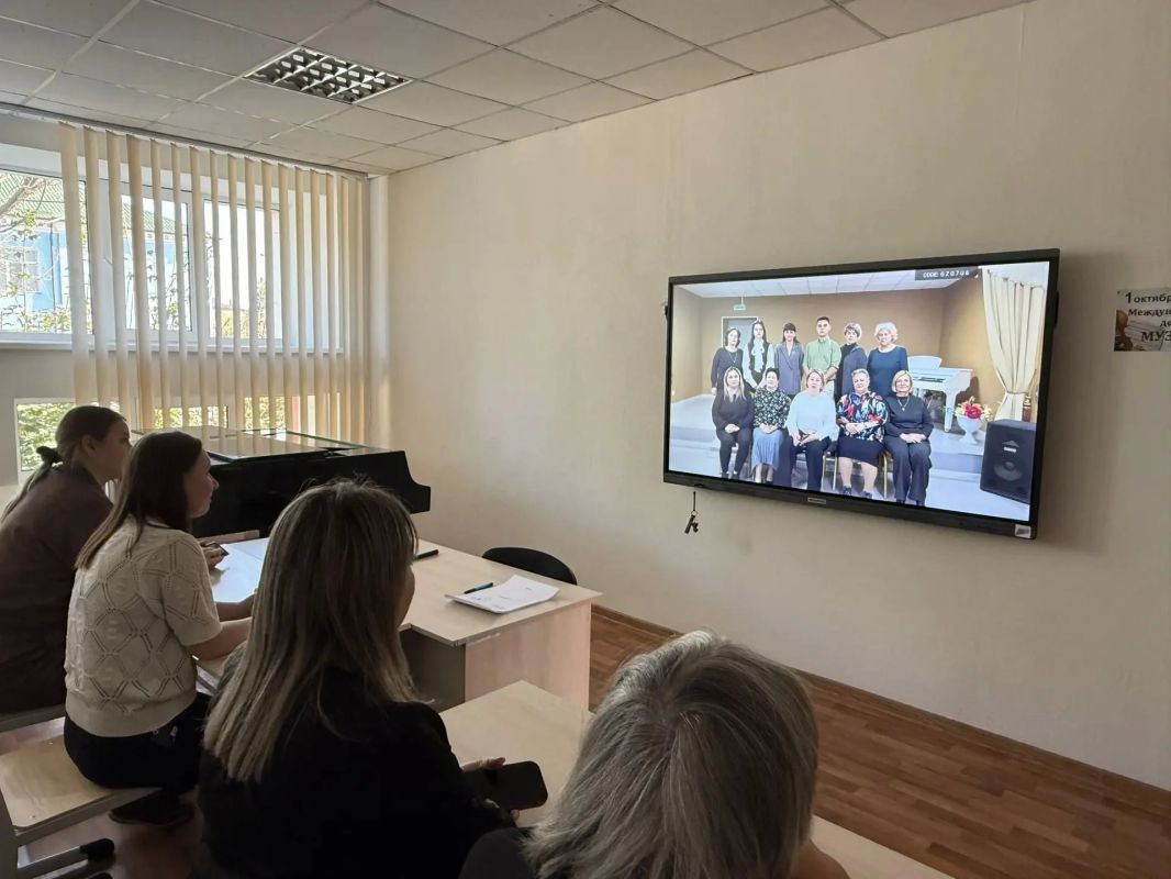 Оренбуржцы поздравили коллектив Перевальской детской школы искусств с Днем учителя Оренбуржцы поздравили коллектив Перевальской детской школы искусств с Днем учителя