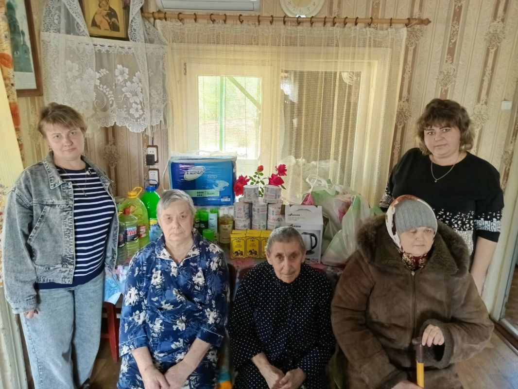 В рамках декады, приуроченной ко Дню пожилого человека, сотрудники отдела по ОЖД пгт Городище, с. Малоивановка с гостевым визитом посетили постояльцев дома престарелых при Храме Успения Пресвятыя Богородицы пгт Городище