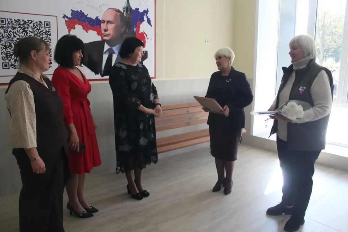 Светлана Гизай: В День учителя вместе с Председателем Совета Славяносербского округа, замсекретаря местного отделения партии «Единая Россия», Председателем отделения Союза женщин России в округе, местным координатором... Светлана Гизай: В День учителя вместе с Председателем Совета Славяносербского округа, замсекретаря местного отделения партии «Единая Россия», Председателем отделения Союза женщин России в округе, местным координатором...