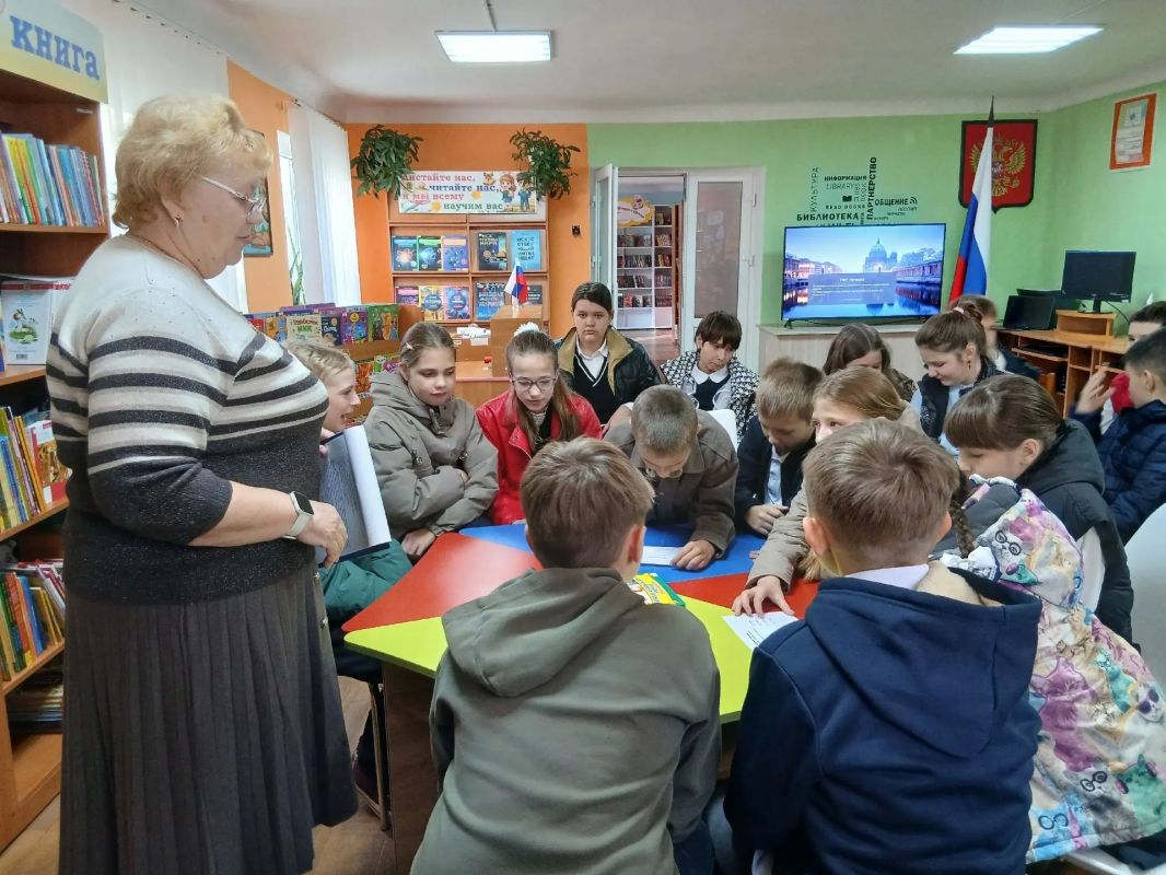 Библиотекари центральной библиотеки пригласили обучающихся 5-го класса ГБОУ ЛНР «Брянковского учебно-воспитательного комплекса №7» принять участие в литературном путешествии «Жил-был сказочник», посвященное 130-летию со дня... Библиотекари центральной библиотеки пригласили обучающихся 5-го класса ГБОУ ЛНР «Брянковского учебно-воспитательного комплекса №7» принять участие в литературном путешествии «Жил-был сказочник», посвященное 130-летию со дня...