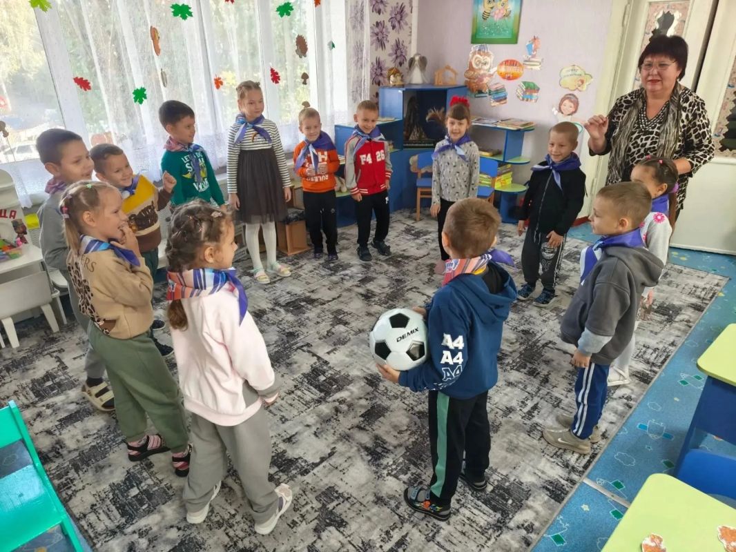 Сотрудники Лутугинского районного дома культуры пришли в гости к воспитанникам детского сада «Ласточка» Сотрудники Лутугинского районного дома культуры пришли в гости к воспитанникам детского сада «Ласточка»