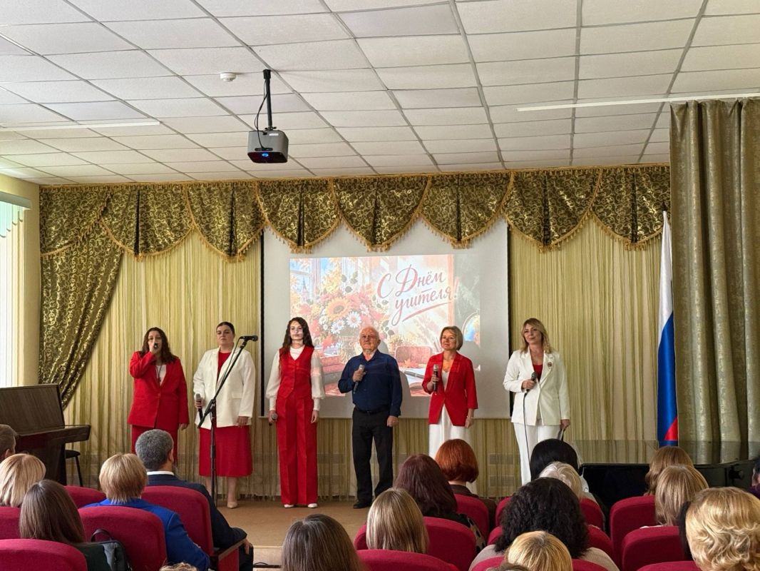 В Меловском округе торжественно отметили День учителя В Меловском округе торжественно отметили День учителя