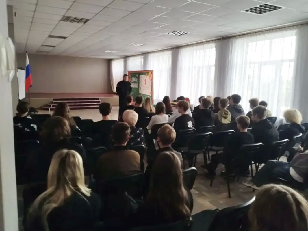 В Алчевске полицейские продолжают знакомить школьников с профессией сотрудника органов внутренних дел В Алчевске полицейские продолжают знакомить школьников с профессией сотрудника органов внутренних дел