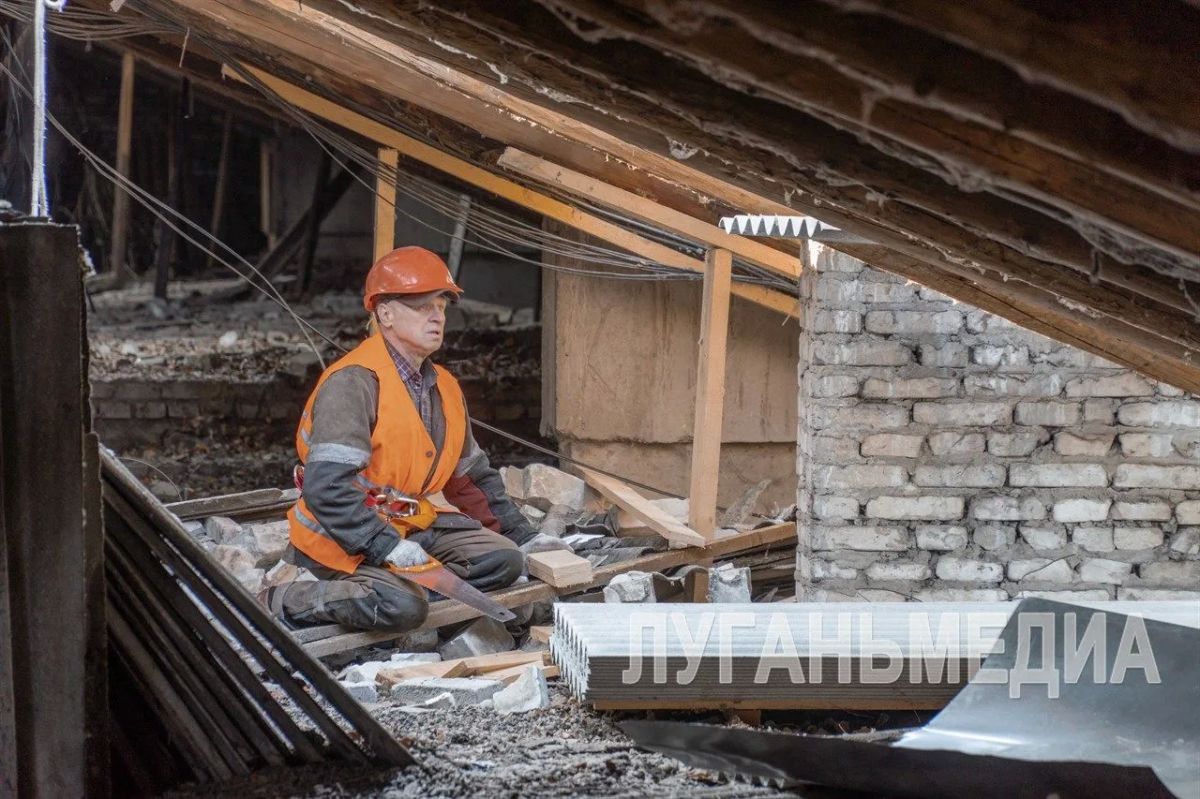 В Молодогвардейске проводится ремонт кровли В Молодогвардейске проводится ремонт кровли