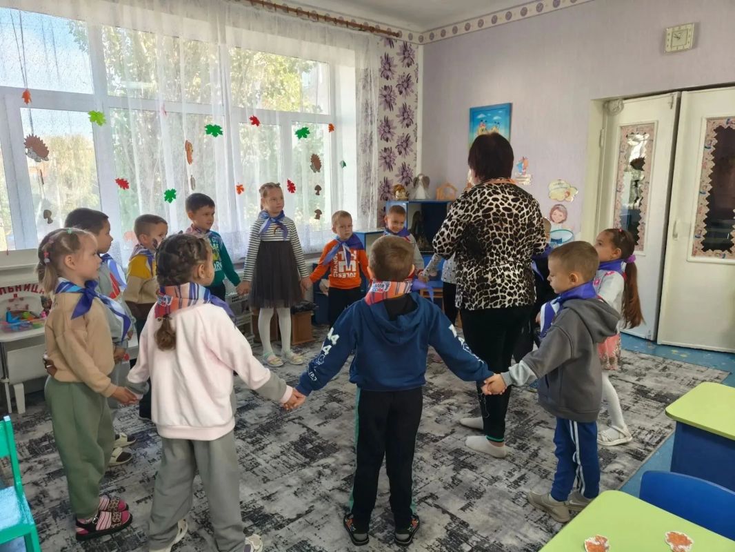 Сотрудники Лутугинского районного дома культуры пришли в гости к воспитанникам детского сада «Ласточка» Сотрудники Лутугинского районного дома культуры пришли в гости к воспитанникам детского сада «Ласточка»