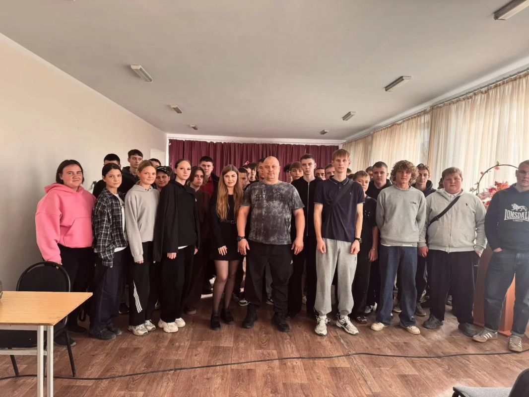 «Не ищи лёгких путей»: ветеран СВО поговорил со студентами Новосветловского аграрного колледжа «Не ищи лёгких путей»: ветеран СВО поговорил со студентами Новосветловского аграрного колледжа
