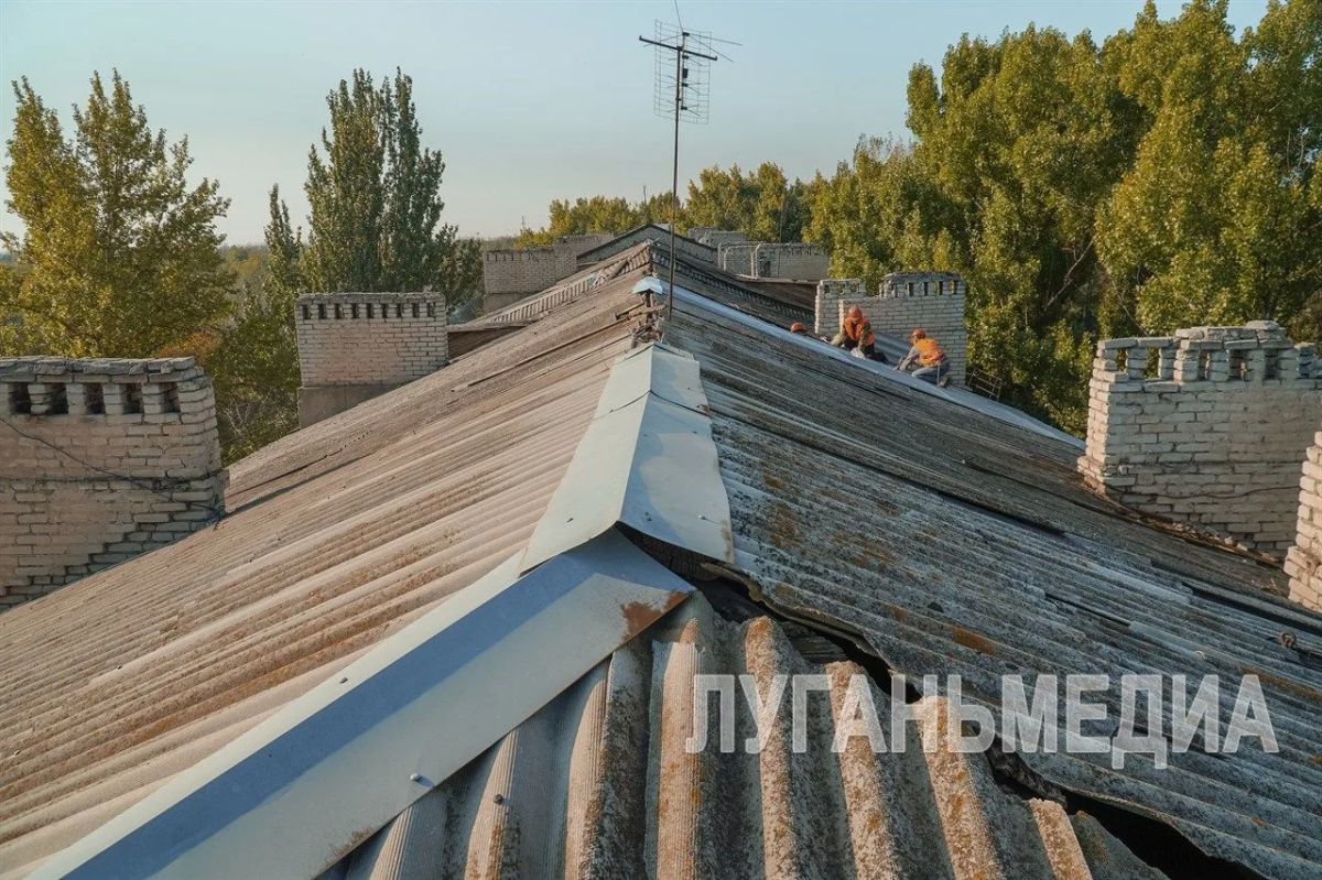 В Молодогвардейске проводится ремонт кровли В Молодогвардейске проводится ремонт кровли