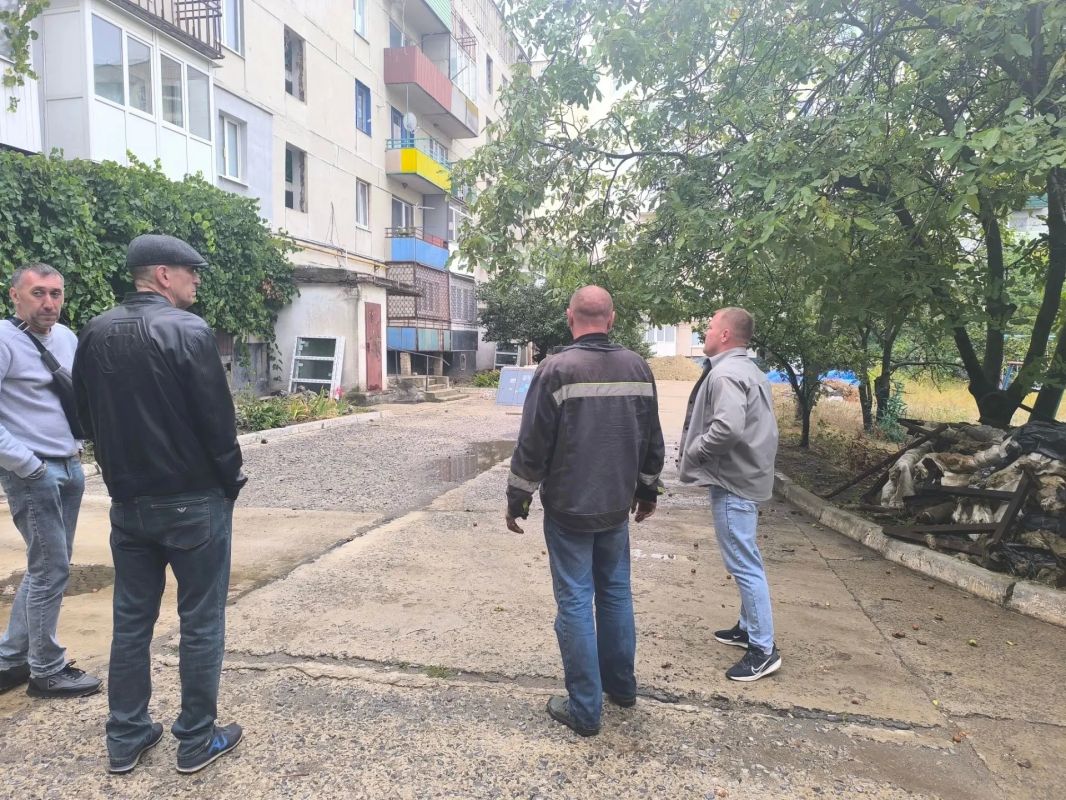 В Лисичанске продолжается ремонт многоквартирного дома по Народной программе В Лисичанске продолжается ремонт многоквартирного дома по Народной программе