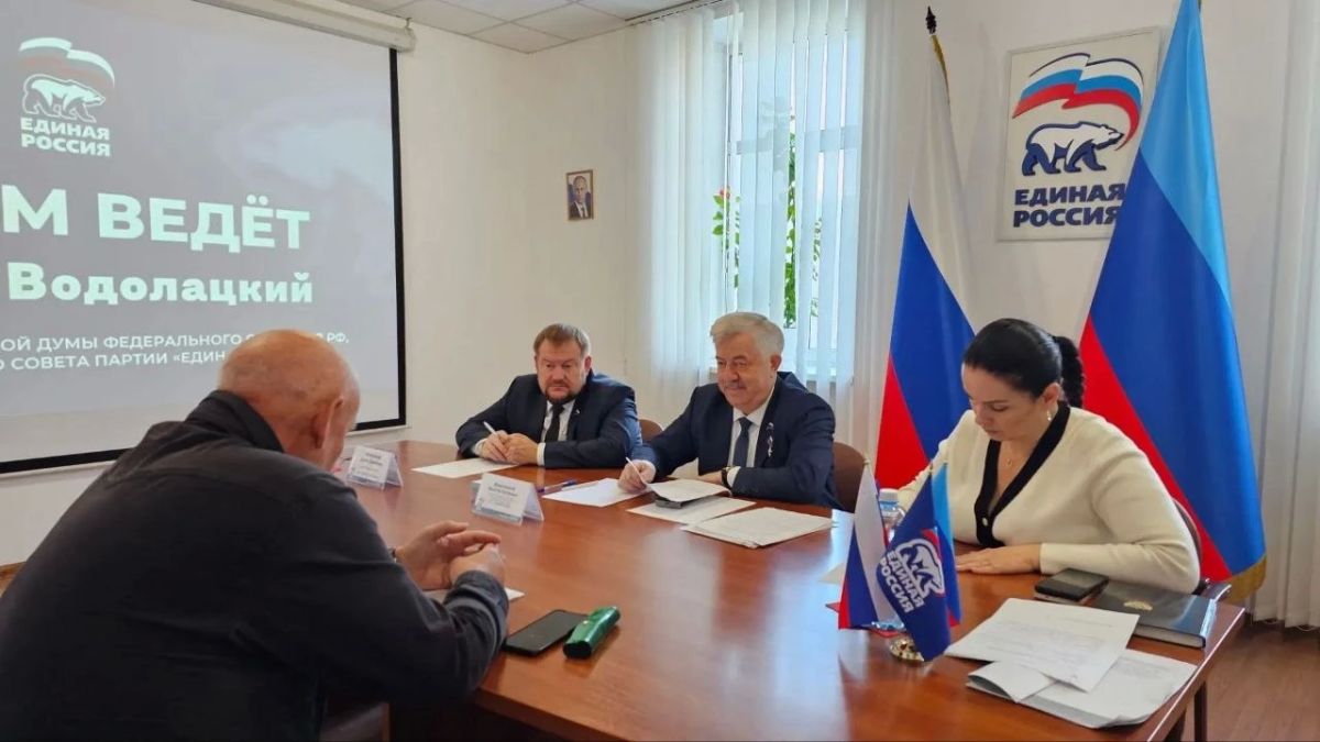 Виктор Водолацкий и Денис Колесников провели прием граждан в Луганске Виктор Водолацкий и Денис Колесников провели прием граждан в Луганске
