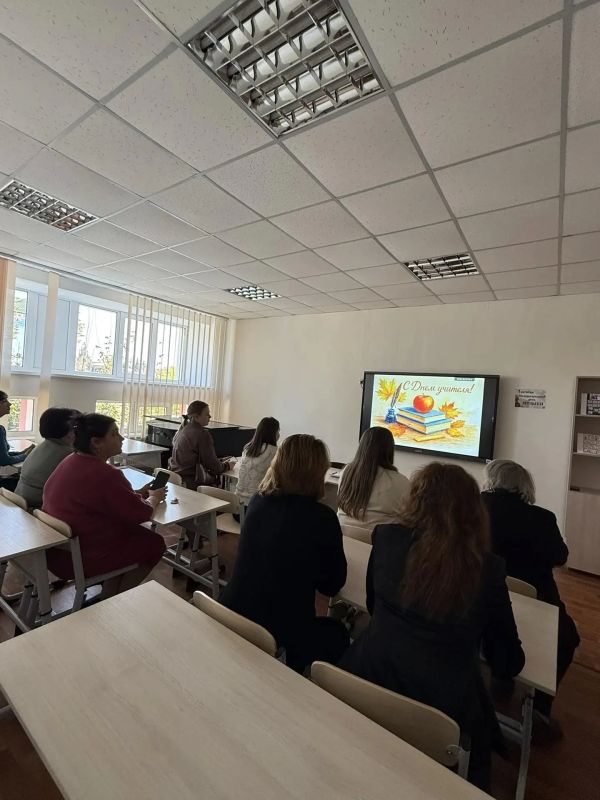 Оренбуржцы поздравили коллектив Перевальской детской школы искусств с Днем учителя Оренбуржцы поздравили коллектив Перевальской детской школы искусств с Днем учителя